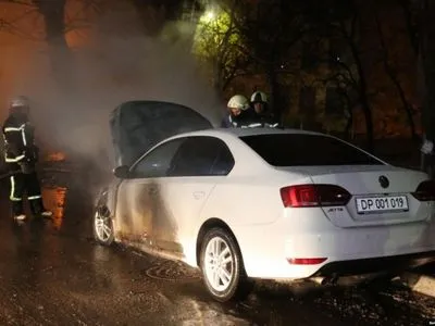 Полиция решает вопрос об открытии дела за поджог посольского авто