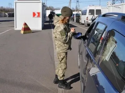 Более 200 авто стоят в очередях на КПВВ на Донбассе