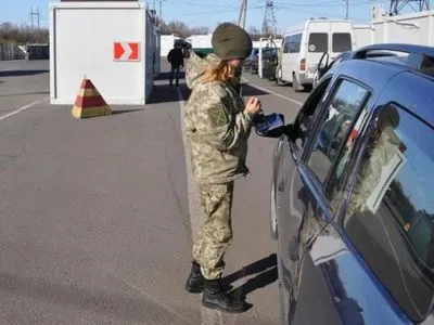 Более 200 авто стоят в очередях на КПВВ на Донбассе