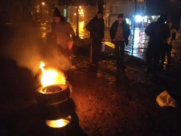 Активісти у Львові запалили шини під консульством РФ