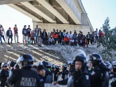 Сотни мигрантов пытались прорваться в США, у границы начались беспорядки