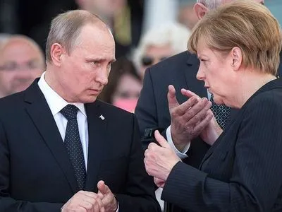 Путин выразил Меркель "озабоченность" решением Киева ввести военное положение