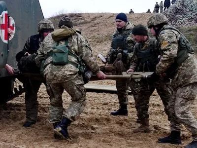 Двое военных получили ранения на Донбассе
