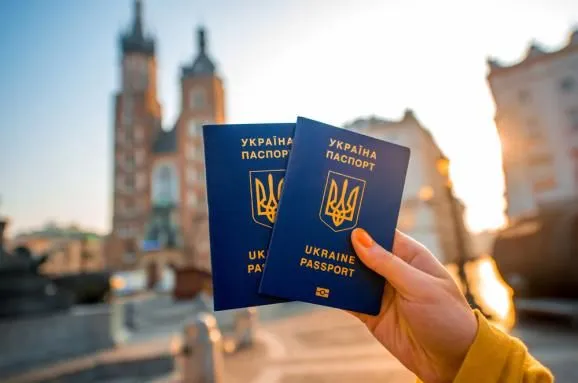 Україна запропонувала Угорщині вирішити проблему з паспортами