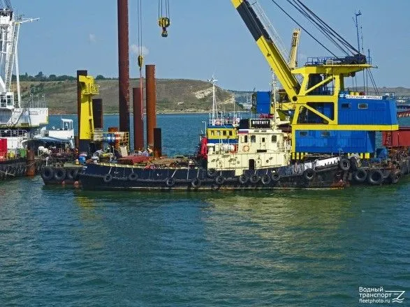 Названы суда, что перекрыли Керченский пролив для украинских военных кораблей