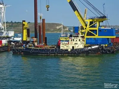Названы суда, что перекрыли Керченский пролив для украинских военных кораблей