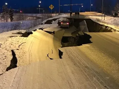 На Аляске объявлен режим ЧС после сильного землетрясения