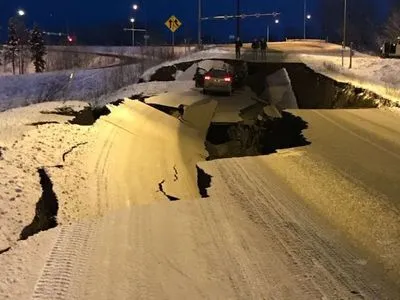 На Аляске объявлен режим ЧС после сильного землетрясения
