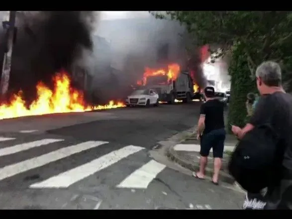 В Бразилии самолет упал на жилые дома