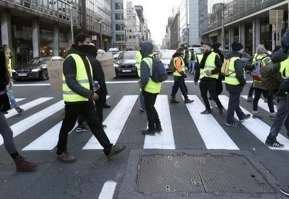 У Брюсселі "жовті жилети" палять машини і блокують рух