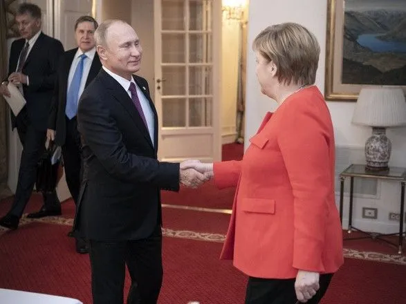 Меркель на зустрічі з Путіним порушила питання ескалації на Азові