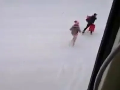 Пассажиры "экспресса" на Борисполь прыгали в снег и бежали чтобы успеть в аэропорт