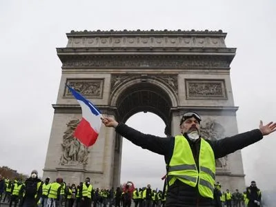 Протесты "желтых жилетов": число задержанных в Париже манифестантов растет