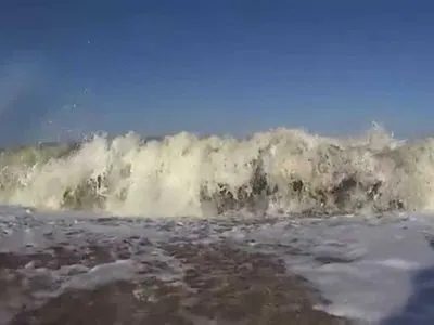Азовское море штормит