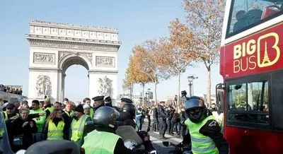 Полиция Парижа применила слезоточивый газ против "желтых жилетов"