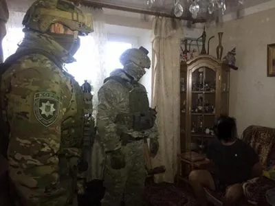Киевлянин забаррикадировался в квартире с заложницей