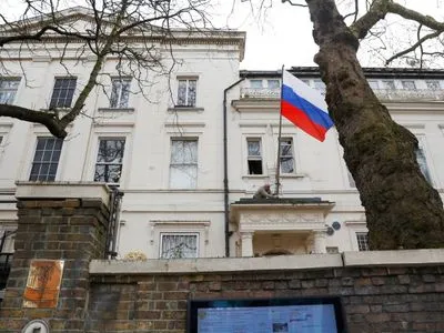 Посольство РФ назвало безосновательными обвинения Лондона в адрес журналистов "Первого канала"