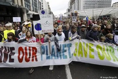 Десятки тысяч человек в Брюсселе вышли на демонстрацию в защиту климата