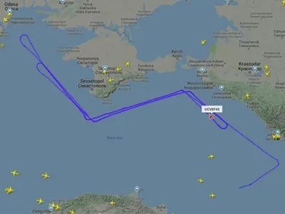 Невідомий літак кружляє поблизу окупованого Криму