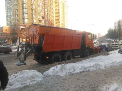 На вихідних спецтехніка цілодобово прибирала Київ від снігу