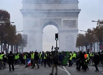 "Желтые жилеты" повредили Триумфальную арку на миллион евро
