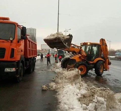 З вулиць Києва за два дні комунальники прибрали 5,5 тисяч тонн снігу - КМДА