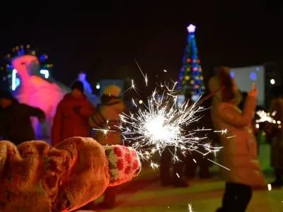 Несмотря на военное положение в областях Украины установят новогодние елки