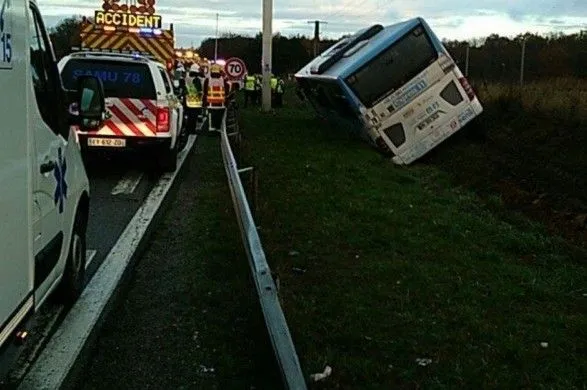 Во Франции перевернулся пассажирский автобус, 12 человек травмированы