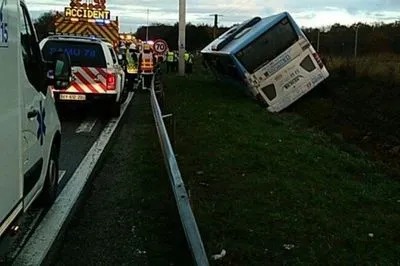 Во Франции перевернулся пассажирский автобус, 12 человек травмированы