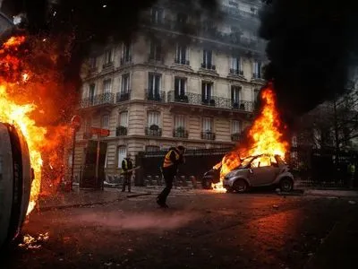 Уряд Франції збирається піти на поступки "жовтим жилетам"