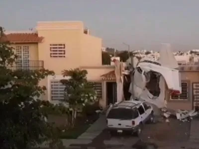 Самолет упал на жилой дом в Мексике
