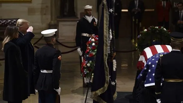 Трамп з дружиною вшанували пам'ять Буша-старшого у Капітолії
