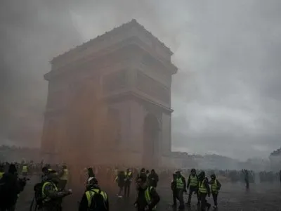 СМИ опубликовали видео штурма полицейскими Триумфальной арки в Париже во время беспорядков