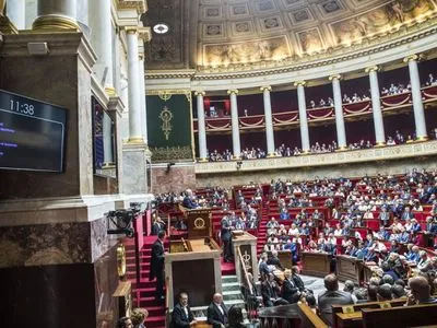 Нацсобрание Франции одобрило мораторий на повышение топливных налогов