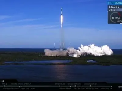 SpaceX запустила ракету Falcon 9 с космическим кораблем Dragon