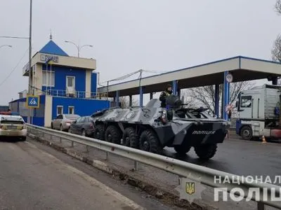 Блокпости на в'їздах до Одеси посилили бронетехнікою