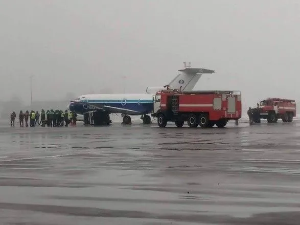 В аэропорту Киева самолет перекинул автомобиль
