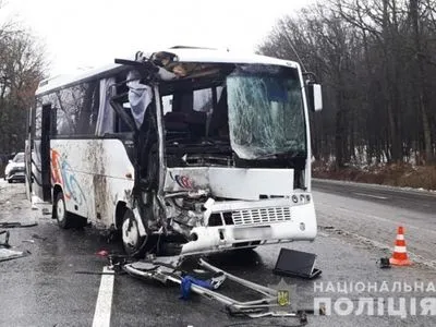 Автобус з пасажирами врізався у вантажівку, є травмовані