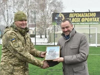 Павелко открыл новую футбольную площадку на территории воинской части в Золотоноше