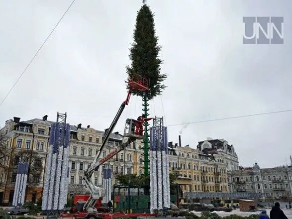 В центре Киева устанавливают главную новогоднюю елку