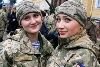 В Украине служит более трех тысяч женщин-офицеров
