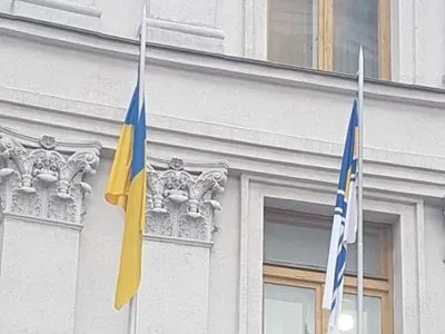 Біля МЗС на знак підтримки моряків підняли прапор ВМС України