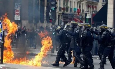 Протесты "желтых жилетов" во Франции: 1385 задержанных, 135 раненых