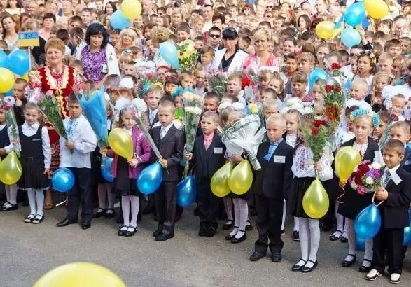 Частка школярів, які вчаться українською, вже становить понад 90% - Порошенко