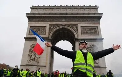 По меньшей мере 30 человек ранены во время столкновений в Париже
