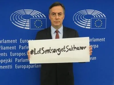 #LetSentsovGetSakharov: европолитики запустили мощный флешмоб
