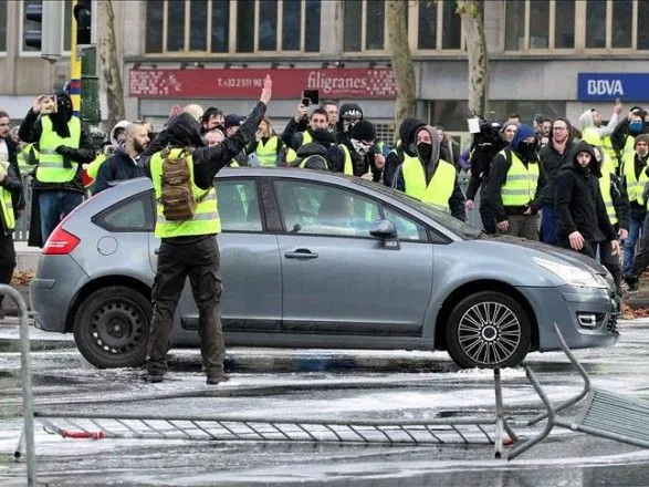 В Брюсселе полиция блокировала около 100 участников акции "желтых жилетов"