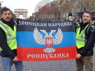 На митингах во Франции развернули флаг "ДНР"