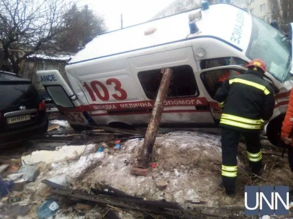 У Житомирі зіштовхнулись "швидка" та легковик, постраждали 8 осіб