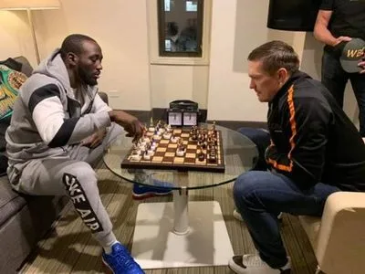 Боксер Усик сыграл в шахматы с чемпионом мира Кроуфордом